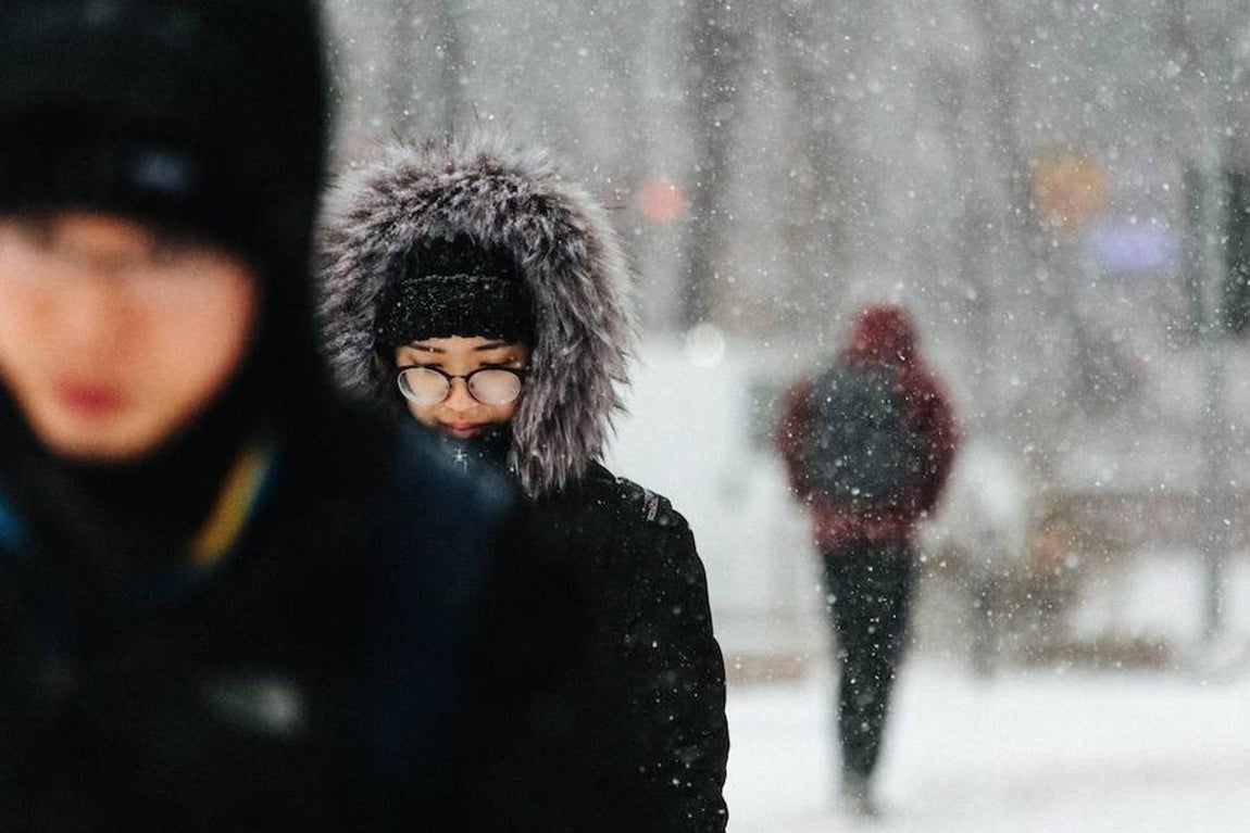 Peatones caminan bajo la nieve en Nueva York.. 