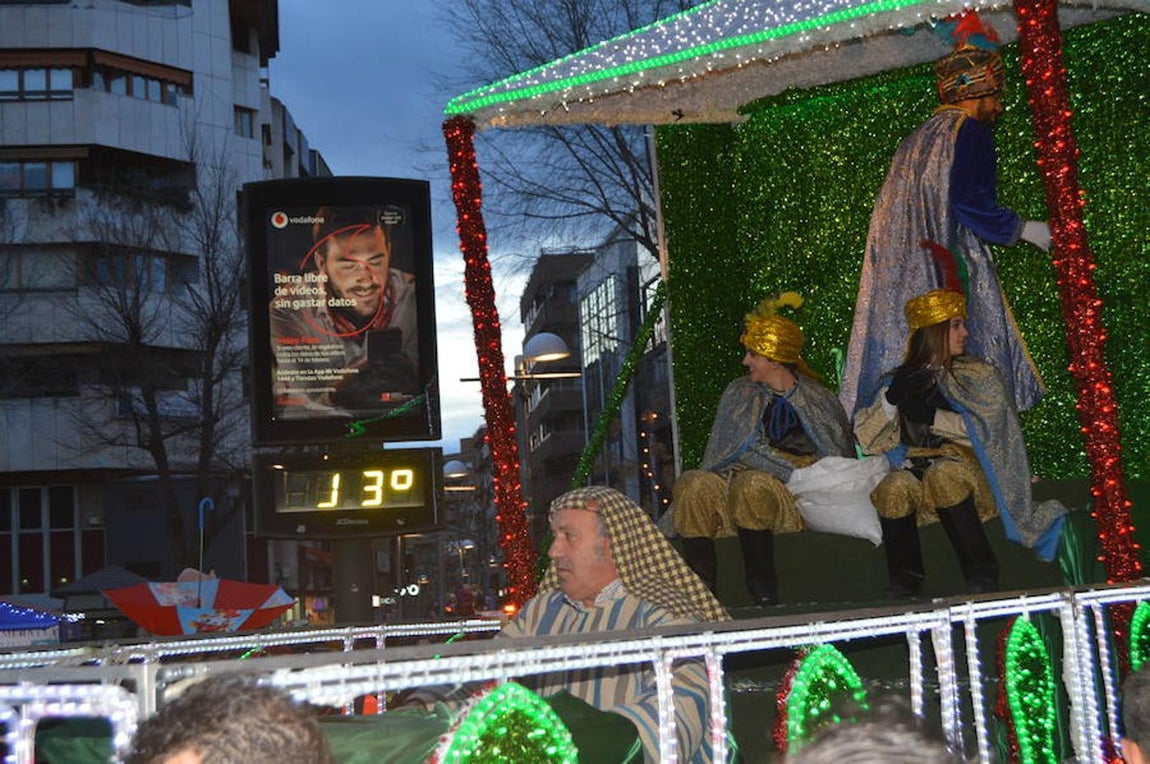 Los pajes, en uno de los momentos del cortejo por las calles de Ciudad Real