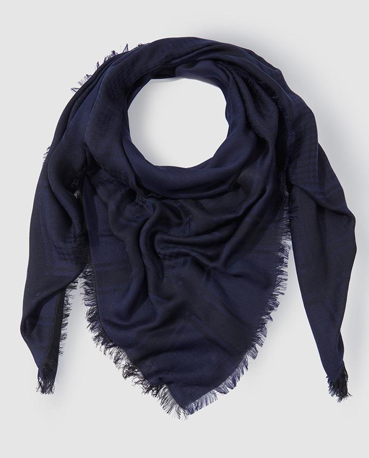 Foulard. Esta prenda es una de las más pintorescas. Ha trascendido a las modas de las diferentes épocas enredándose en los cuellos más elegantes y los más bohemios. En cualquiera de los casos, usar foulard es un sinónimo de estilo, el hombre que lo lleva acapara todas las miradas y, bien combinado, es una apuesta que nunca falla. El de la imagen cuesta 170 euros