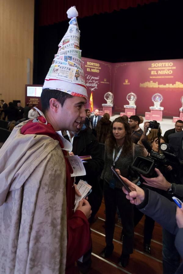 Un joven disfrazado durante el Sorteo Extraordinario de «El Niño» celebrado hoy en el Centro de Congresos y Exposiciones «Lienzo Norte» de Ávila.. 