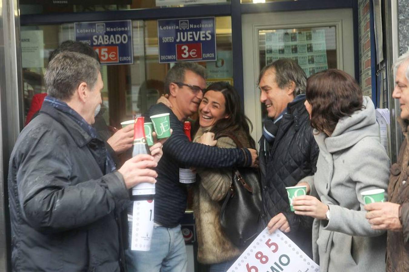 Los dueños y trabajadores de la Administración de Lotería de la Avenida Lehendakari Aguirre en Bilbao celebran haber vendido el Gordo del Sorteo del Niño que ha recaído en el número el 05.685. 