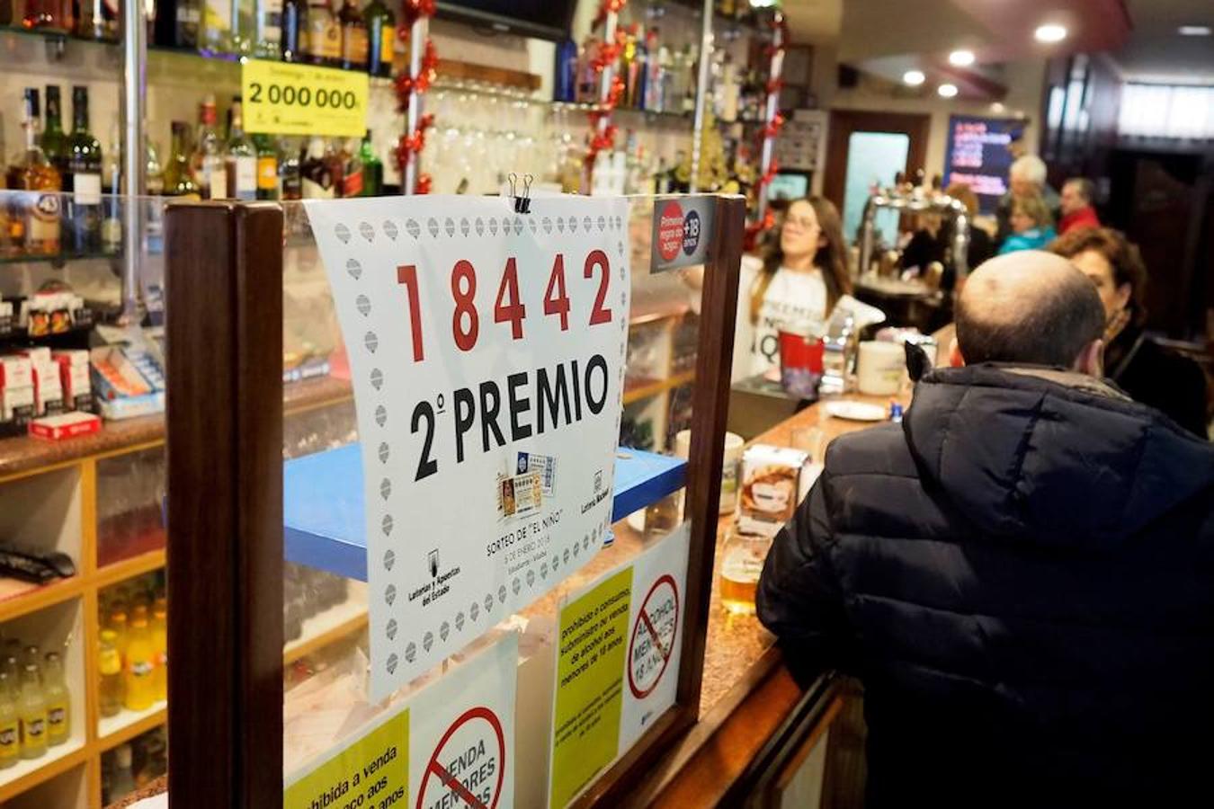 Interior del bar El Estudiante, en la localidad lucense de Vilalba que ha sido agraciada hoy con parte del segundo premio del sorteo de El Niño tras haber recibido 520 millones del Premio Gordo de la Lotería de Navidad el pasado día 22.. 