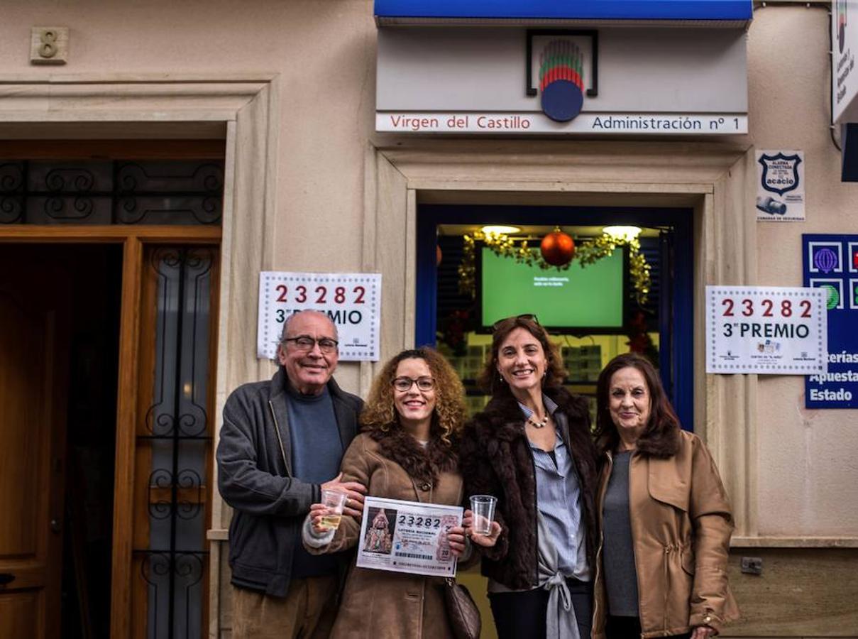 La familia Villascusa González-Moro, dueños de la administración número 1 de la Virgen del Castillo, de Yecla, Murcia, donde ha caído de forma íntegra el Tercer Premio de la Lotería del Niño, 23282.. 