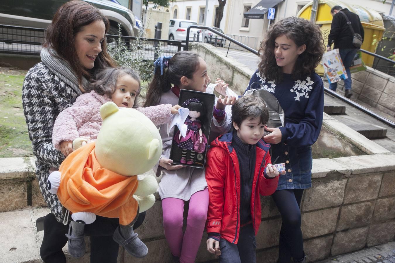 Los niños reciben con ilusión sus regalos, en imágenes