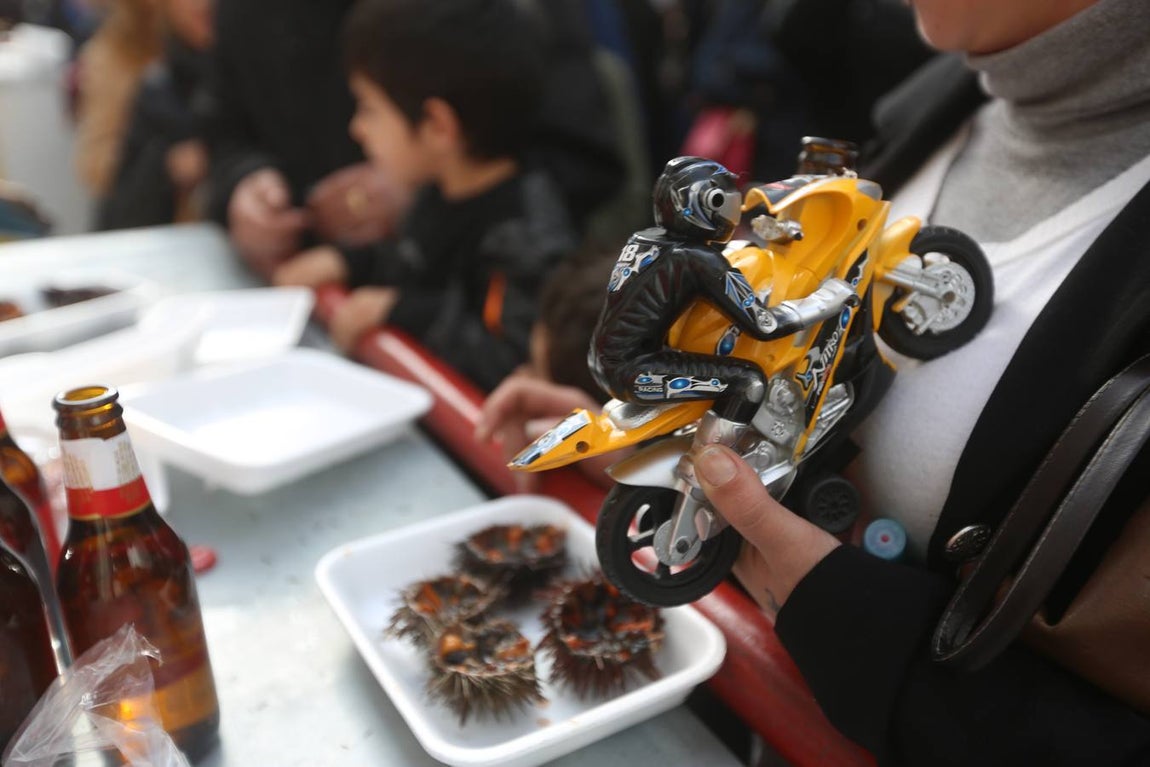 Fotos: Ambientazo en la Erizada más madrugadora de Cádiz