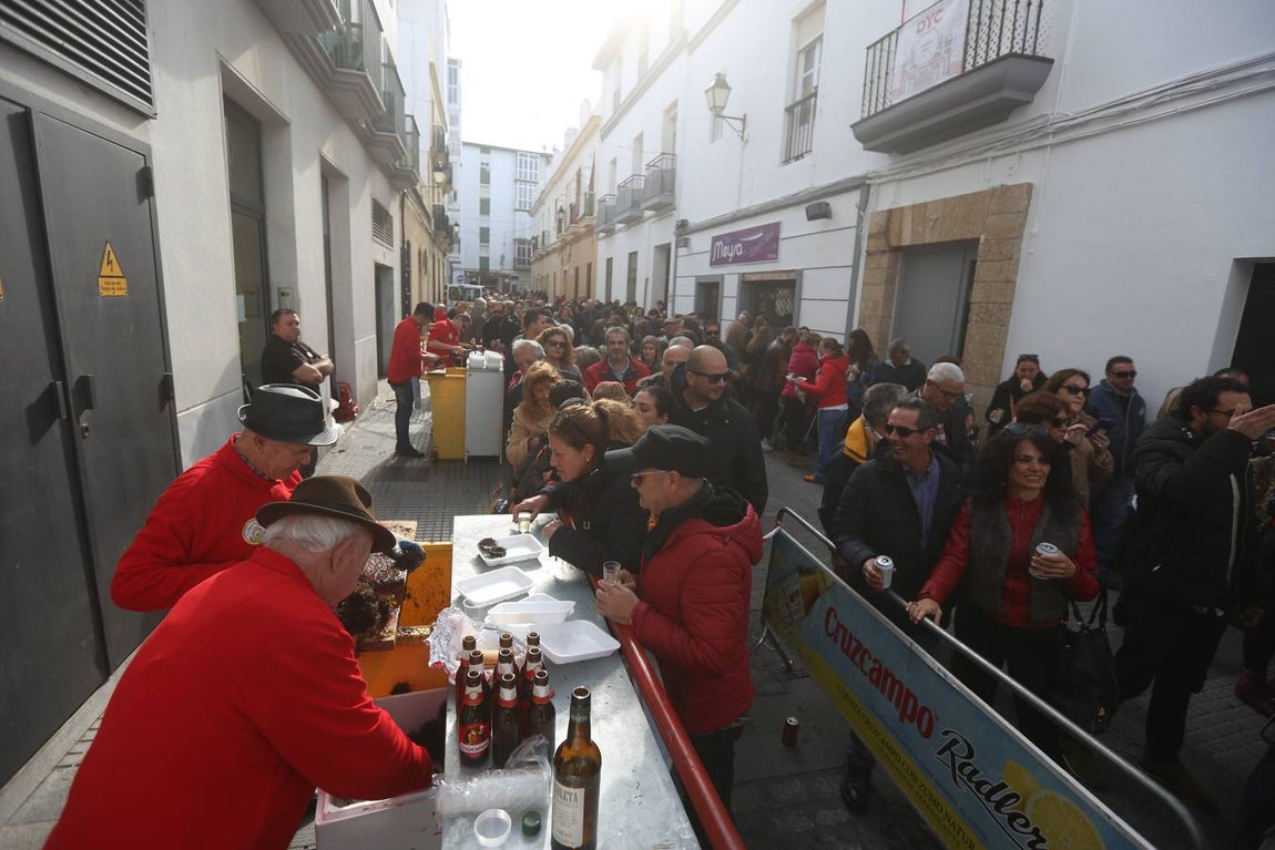 Fotos: Ambientazo en la Erizada más madrugadora de Cádiz