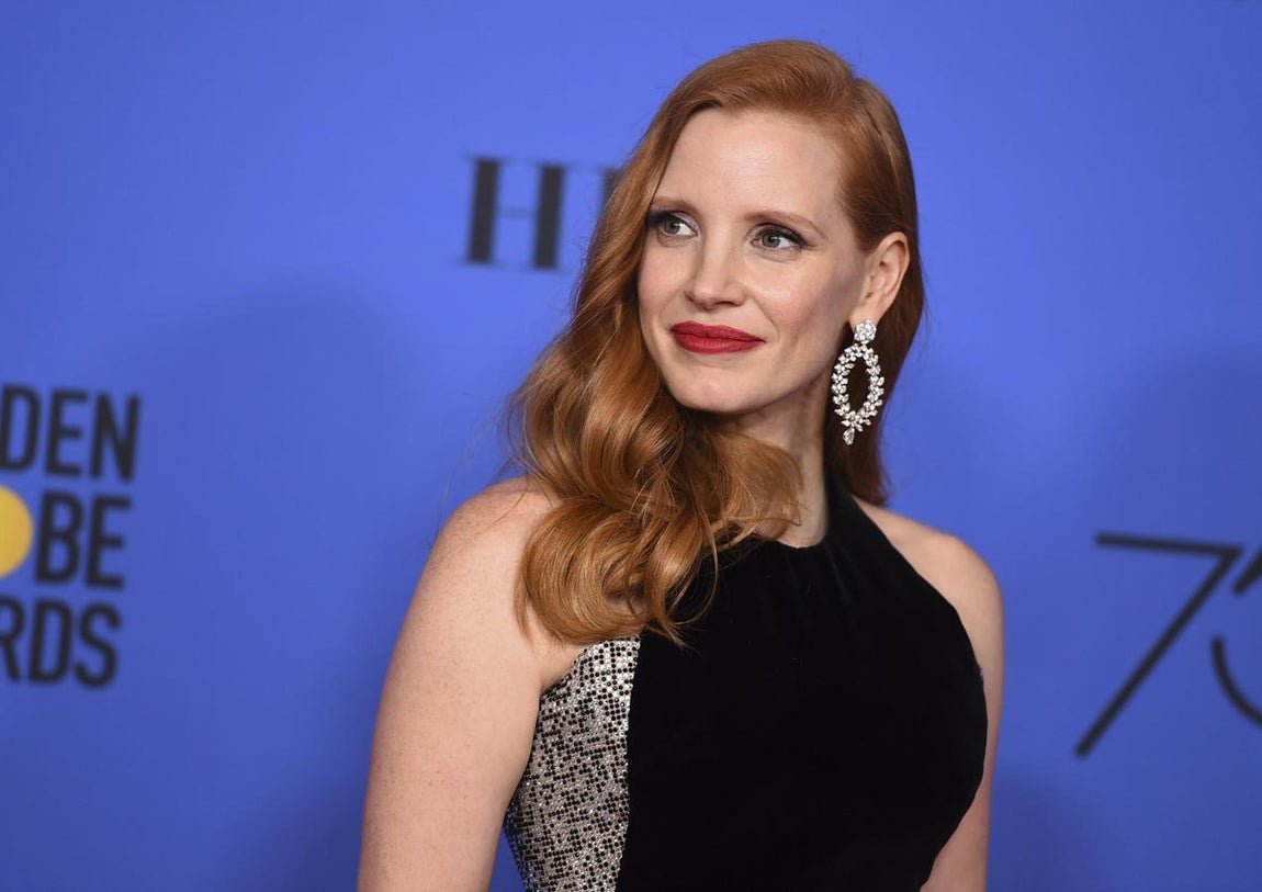 Jessica Chastain. El par de pendientes que más miradas captó sobre la alfombra roja fueron los de la protagonista de Molly's Game, que llevaba los Limelight Rose Passion, de Piaget: dos piezas de oro blanco con 288 diamantes. Su reloj, por supuesto, también venía de la mano de la relojera de lujo: llevaba un Piaget Limelight Gala