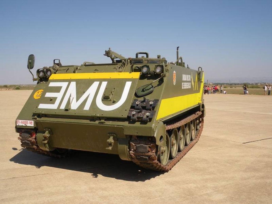 Transporte Oruga Acorazado TOA M-113 A1/A2. Con un peso en vacío de 9 toneladas, tiene una velocidad máxima de 67,5 km/h y una autonomía de 480 km. Se trata de un vehículo anfibio capaz de superar obstáculos horizontales de 1,66 m.. 