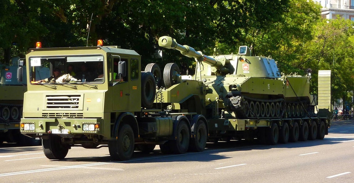 Vempar IVECO TT. Camión pesado de configuración 8X8 que permite la carga y transporte de contenedores o recuperación de vehículos con una carga máxima de 12,5 toneladas.. 