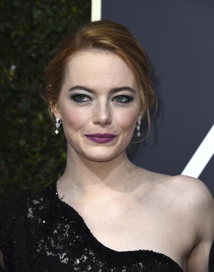 Emma Stone. La nominada a mejor actriz en la categoría de Musical y comedia sorprendió con un vestido hecho a medida a cargo de Luis Vuitton, sus accesorios y alhajas también pertenecían a la colección de Alta Joyería de la firma francesa
