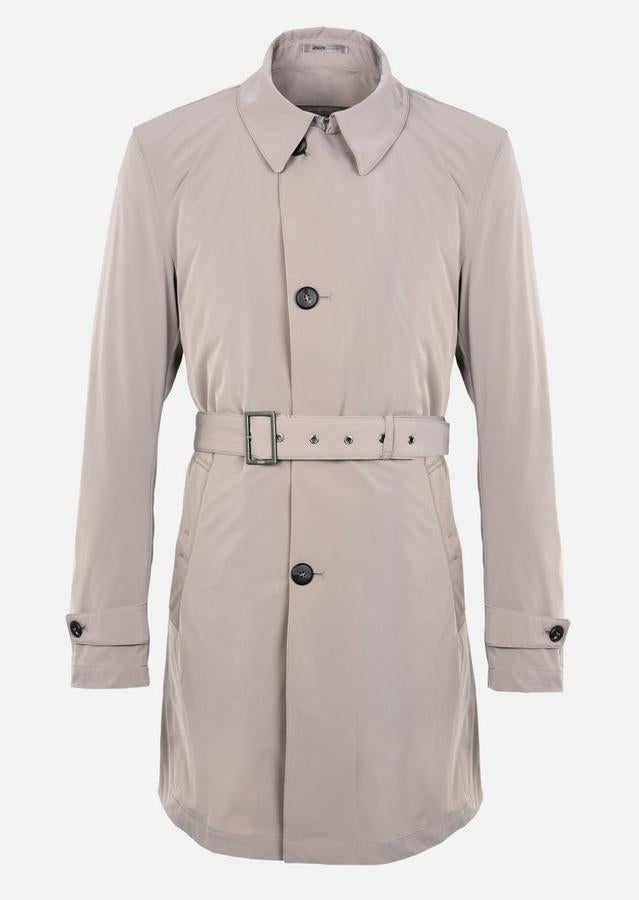 Gabardina. Pensar en esta prenda es sinónimo de evocar la escena final de la película «Casablanca» en la que un taciturno Humphrey Borgart sentencia que «Siempre nos quedará París». Americana y sombrero, un look que siempre es tan práctico como versátil y eficaz. El modelo de la imagen, en sobrio tono beige, es un fondo de armario con el que debe contar todo caballero, es de Armani y cuesta 660 euros