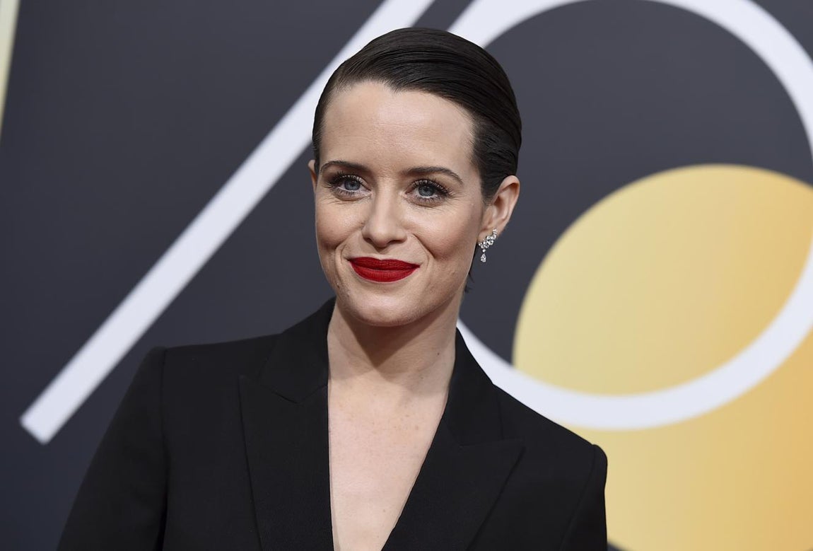 Claire Foy. La actriz que encarna a una joven Reina Isabel en The Crown lució sobre la alfombra unos fantásticos pendientes de diamantes y platino en racimo de Harry Winston