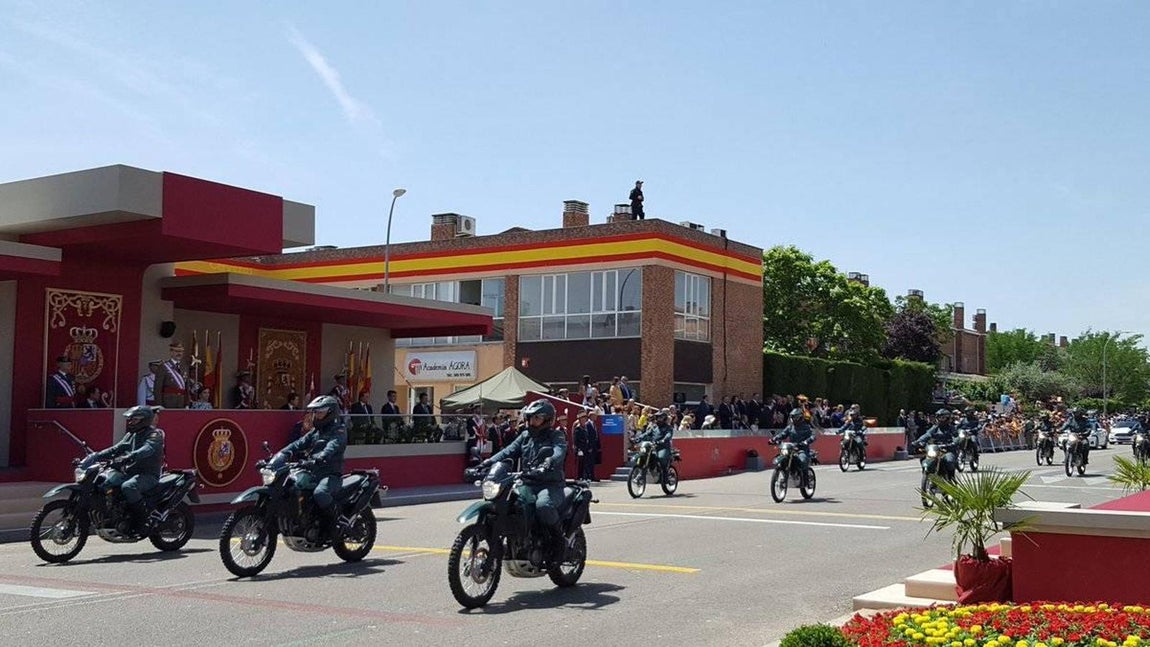 Motocicleta Suzuki. Modelo DRZ 400 S. Vehículo de uso individual de enlace entre elementos intervinientes y como policía señalizando zonas de riesgo a la población civil. Con 398 cc. y una potencia de 29,4 kw.. 