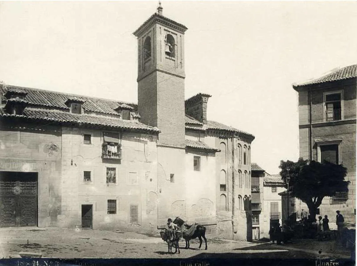 Ambiente cotidiano de la plaza de San Vicente hacia 1915. Foto Linares. Archivo Municipal de Toledo. 