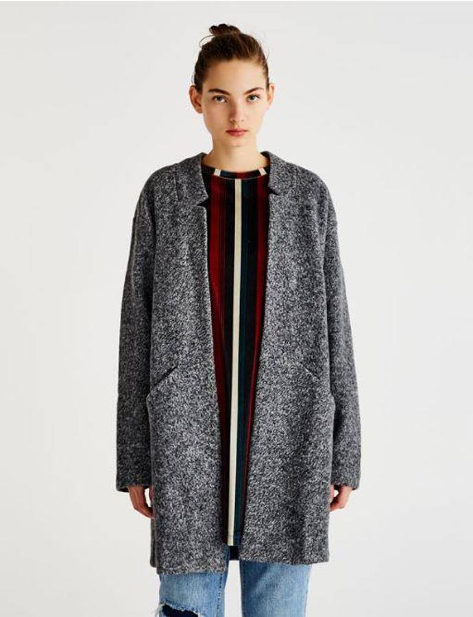 Abrigo jaspeado soft de Pull and Bear por 19.99 euros. 