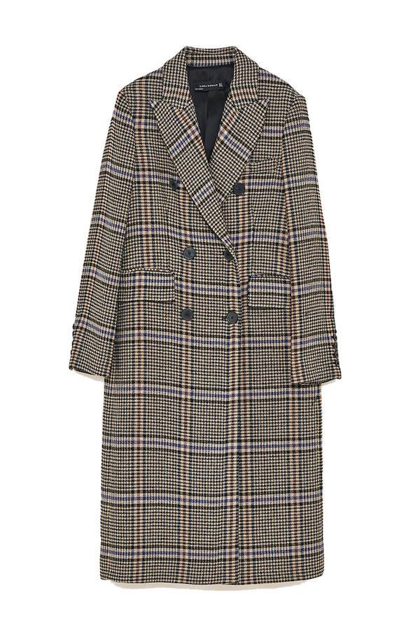 ABRIGO CUADROS OVERSIZE de Zara por 79.99 euros. 