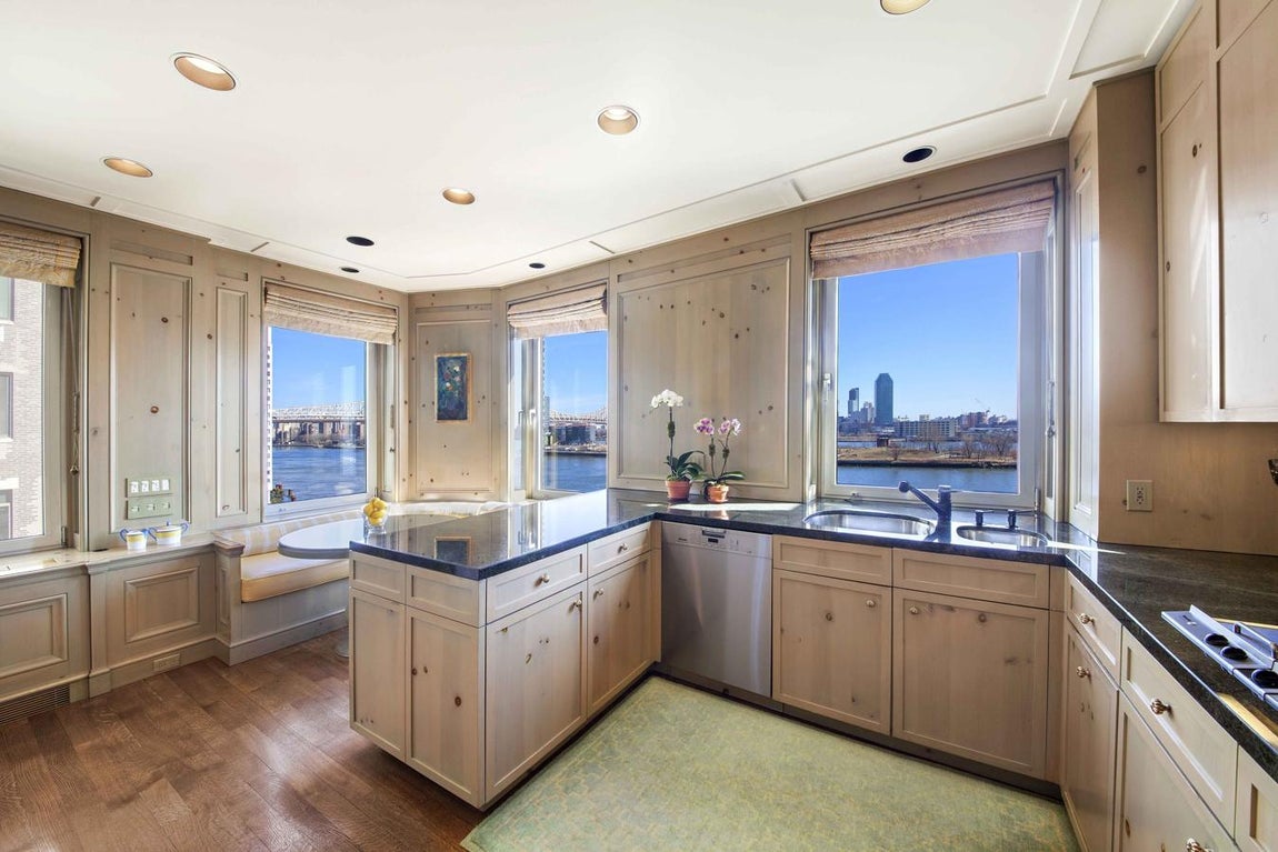 Cocina. En la cocina se introdujeron importantes mejoras: por un lado se abrieron grandes ventanales para aprovechar la luz natural y las vistas, por el otro, se tiraron los tabiques de la habitación de la doncella que vivía con la actriz. En una de las esquinas de la habitación y entre dos grandes ventanales hay un rincón de desayuno digno de postal. Toda la habitación está hecha en madera y mármol con piezas actuales