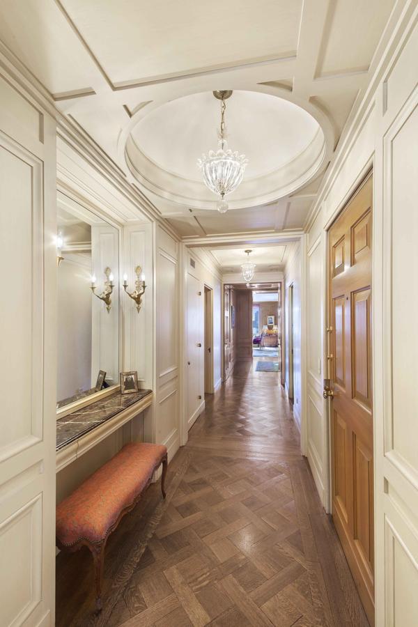 Recibidor. A los actuales propietarios, un rico matrimonio de cinéfilos, comprar el apartamento de la actriz significó desembolsar 8 millones de dólares, para su anterior propietaria adquirir Campanille fue un acto de rebeldía: en el <a href="https://www.abc.es/summum/living/casas/abci-vivir-como-greta-garbo-nueva-york-si-tiene-precio-201703231919_noticia.html" target="_blank">edificio «no querían actrices»</a>. En la finca, construida en 1927, había espacio para 16 viviendas. Fue la última casa de Garbo: entró en ella en 1954 y vivió allí hasta su muerte en 1990. Fue el legado de la estrella a uno de sus sobrinos, que decidió ponerlo en venta en 2016