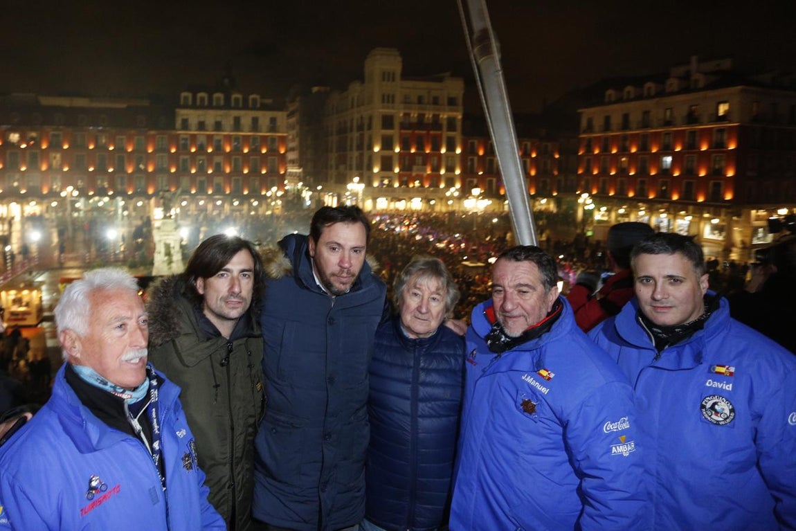 Homenaje a Ángel Nieto. Familiares de Ángel Nieto, organizadores de Pingüinos y el alcalde de Valladolid, Óscar Puente, participan en el homenaje al piloto fallecido