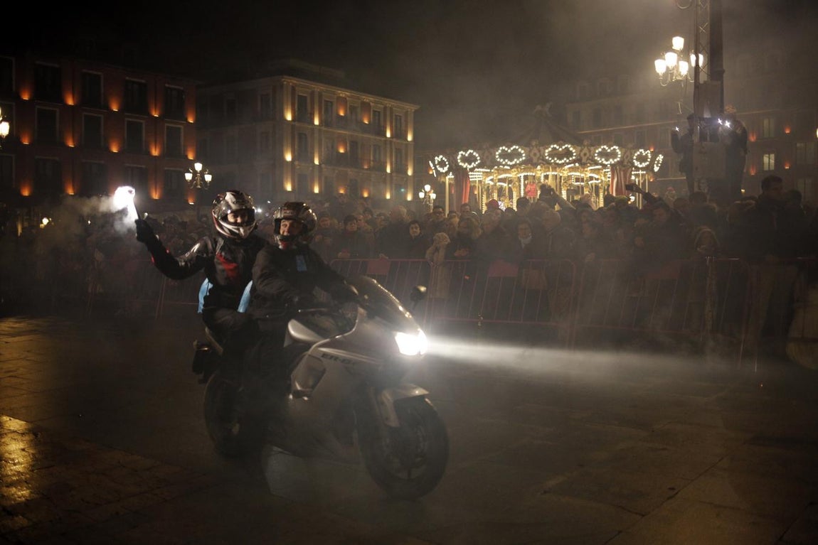 Desfile de antorchas. Dos moteros llegan a la plaza Mayor de Valladolid en el desfile de antorchas de Pingüinos