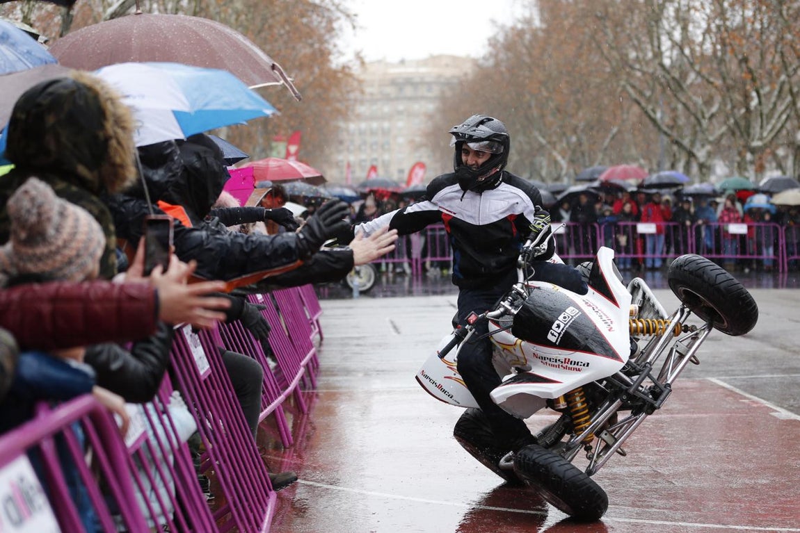 Acrobacias en la Acera de Recoletos de Vallladolid. Acrobacias al finalizar el desfile de banderas en la Acera de Recoletos de Valladolid
