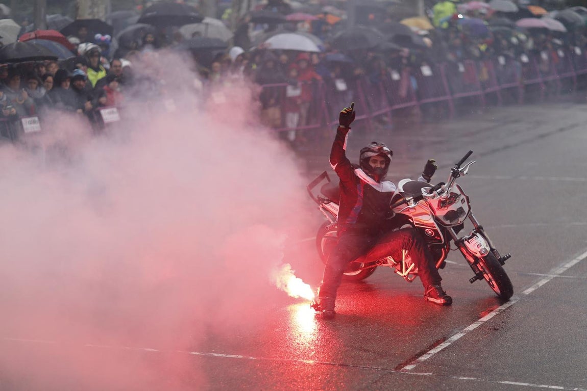 Acrobacias en la Acera de Recoletos de Vallladolid. Acrobacias al finalizar el desfile de banderas en la Acera de Recoletos de Valladolid