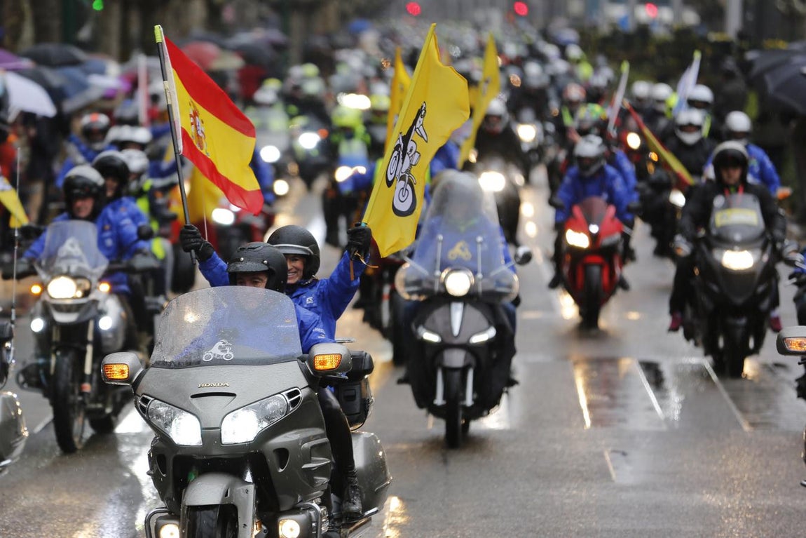 Desfile de banderas. Miles de moteros participan en el tradicional desfile de banderas de la concentración motera invernal Pingüinos en Valladolid