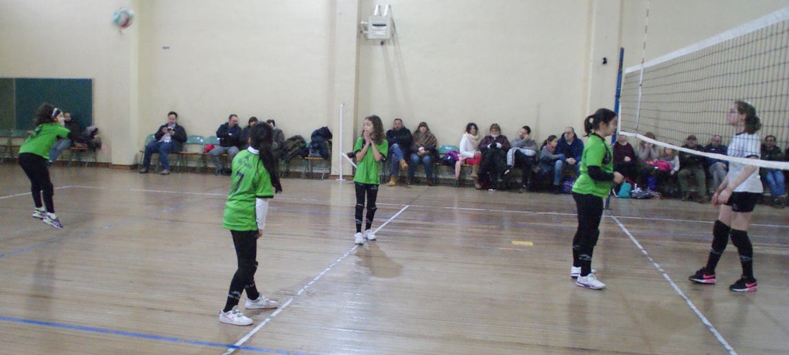 Las mejores imágenes del partido de voleibol alevín mixto entre Rafaela Ybarra y La Salle San Rafael