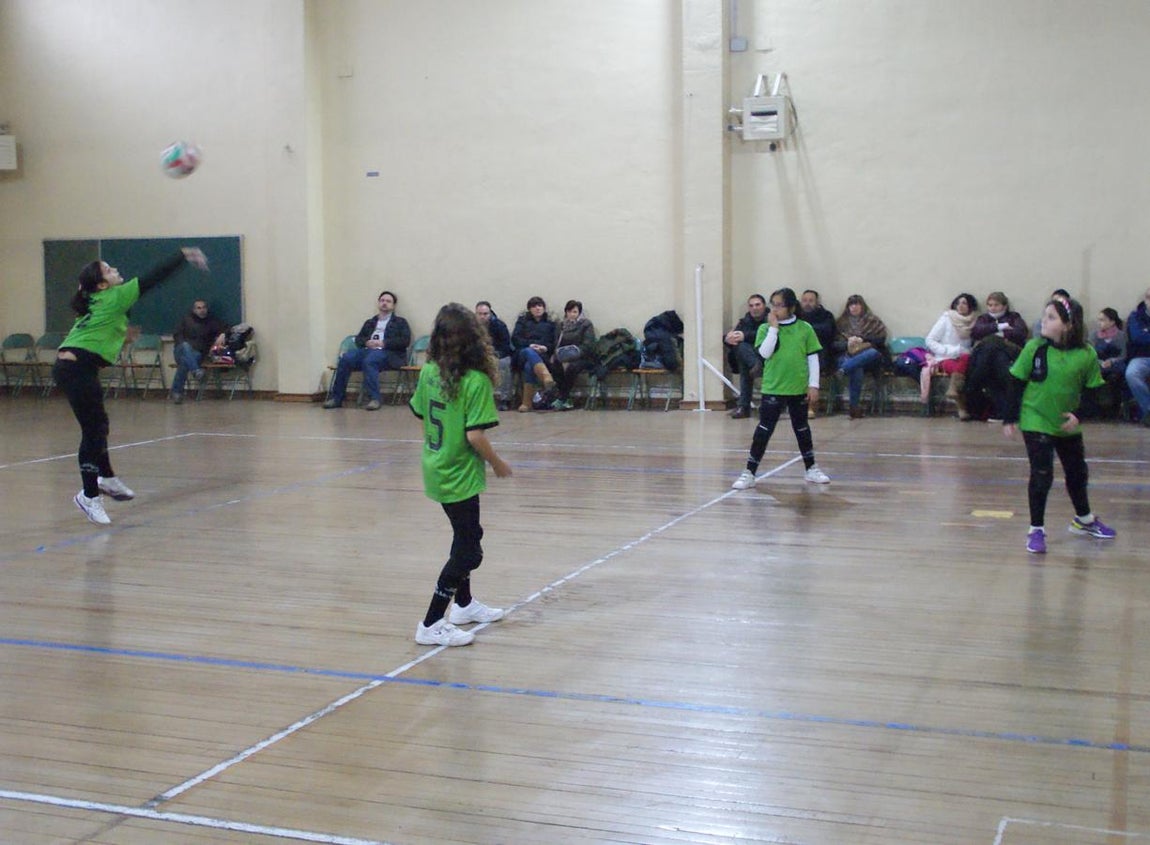 Las mejores imágenes del partido de voleibol alevín mixto entre Rafaela Ybarra y La Salle San Rafael