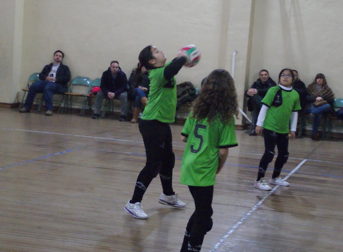Las mejores imágenes del partido de voleibol alevín mixto entre Rafaela Ybarra y La Salle San Rafael