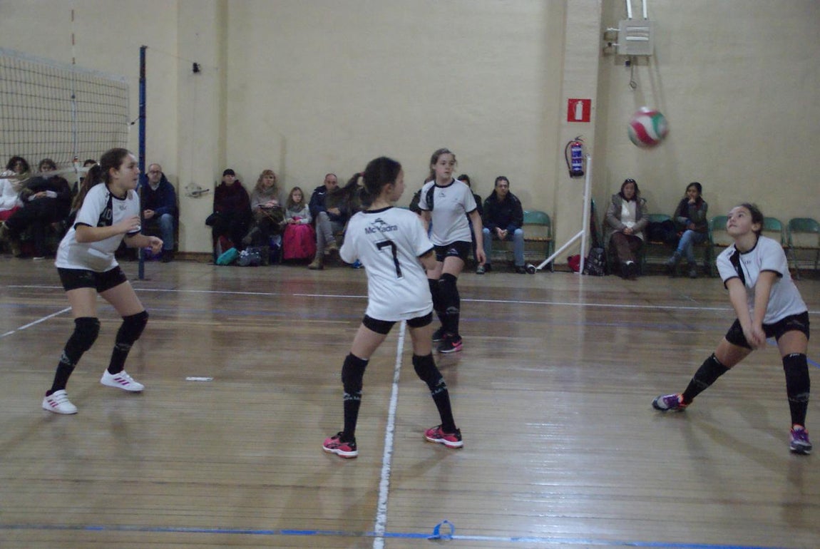 Las mejores imágenes del partido de voleibol alevín mixto entre Rafaela Ybarra y La Salle San Rafael