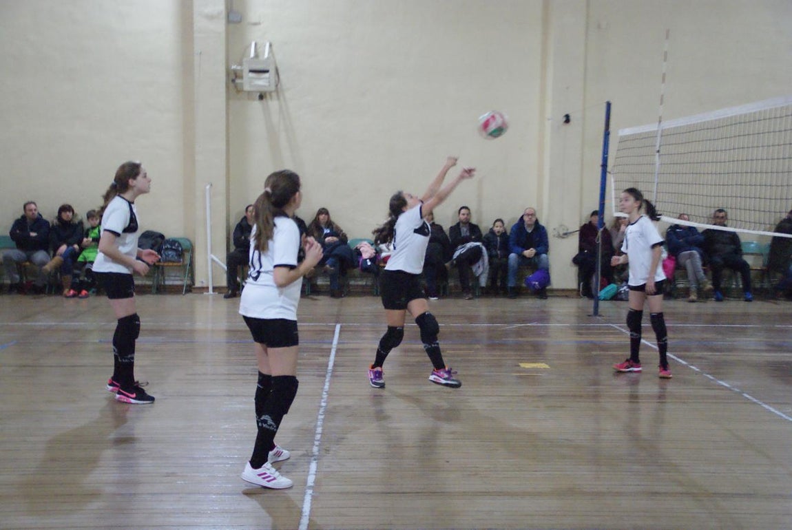 Las mejores imágenes del partido de voleibol alevín mixto entre Rafaela Ybarra y La Salle San Rafael