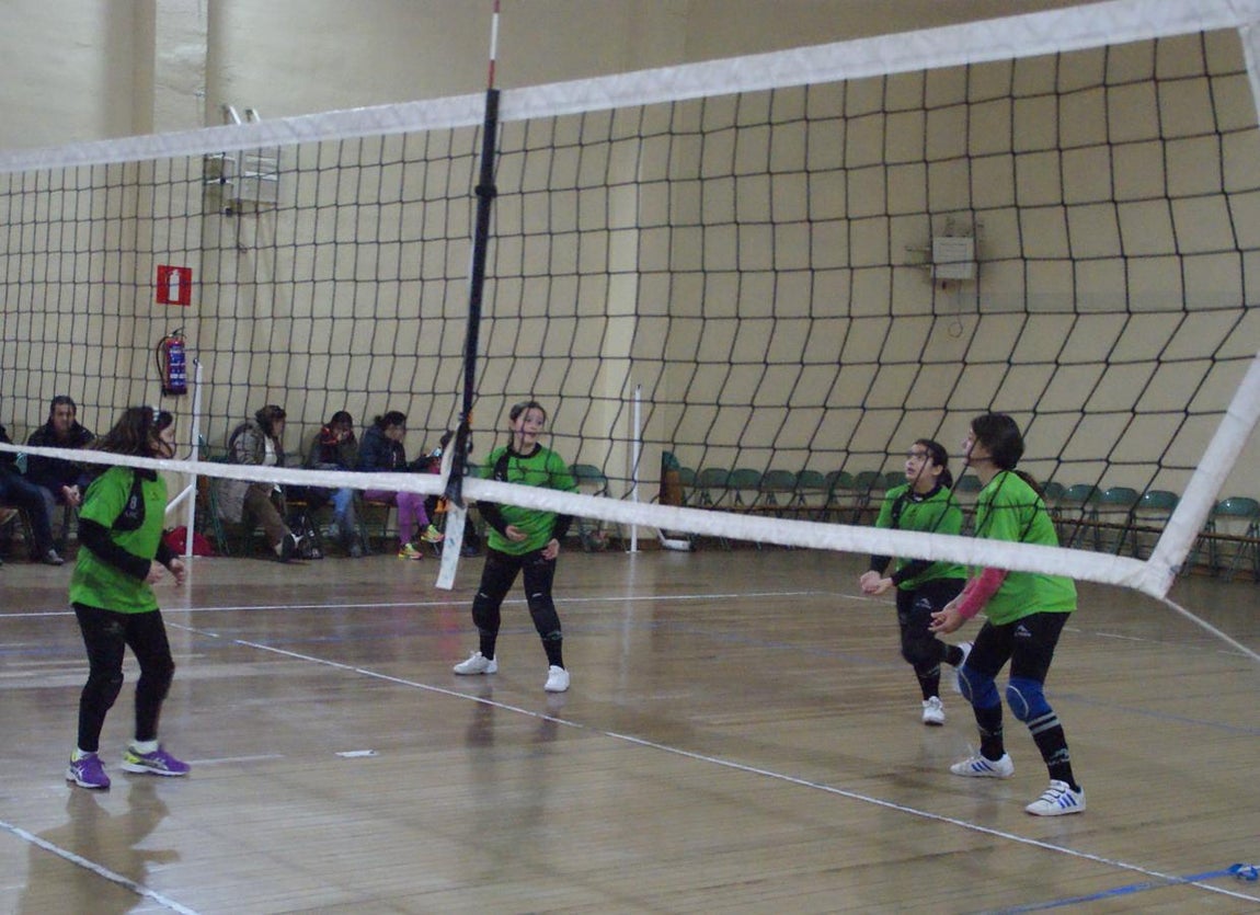 Las mejores imágenes del partido de voleibol alevín mixto entre Rafaela Ybarra y La Salle San Rafael