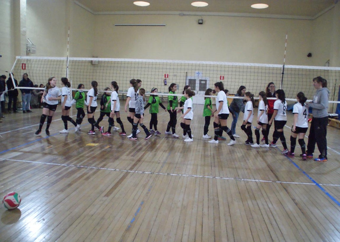 Las mejores imágenes del partido de voleibol alevín mixto entre Rafaela Ybarra y La Salle San Rafael