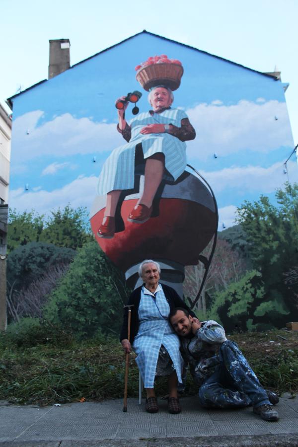 Con Carmen, 'A da Depuradora'. El artista posa junto a su modelo una vez rematado el mural. Carmen, señala, es la mayor de todas las mujeres que han posado para la serie «Fenómenos do Rural»