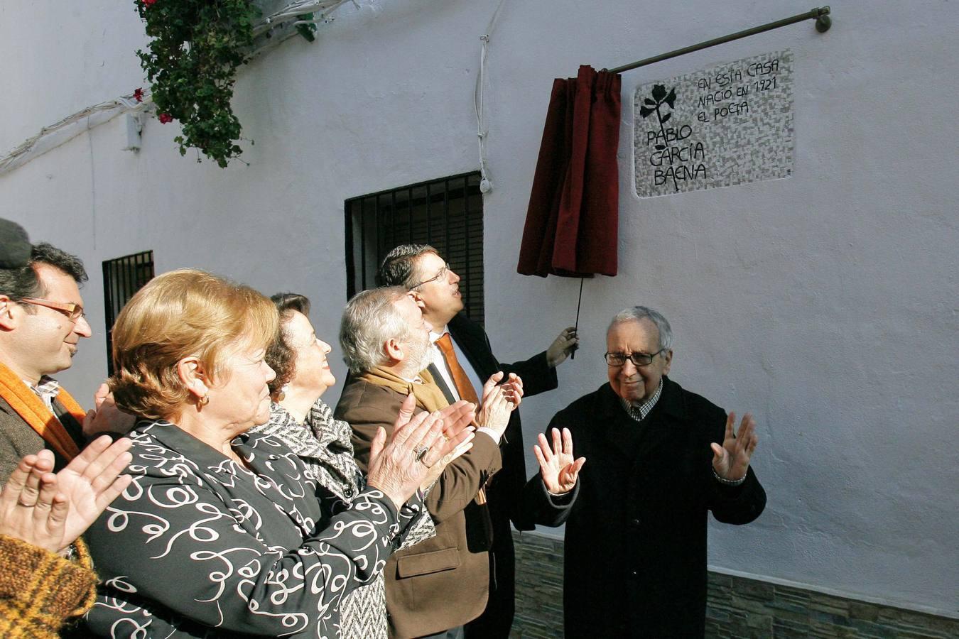 Descubren la placa en su casa natal, en 2009. 