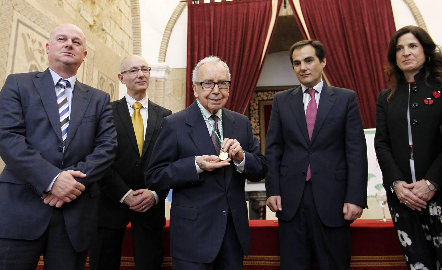 El escritor, con el VI Premio de las Letras Andaluzas Elio Antonio de Nebrija en 2015. 