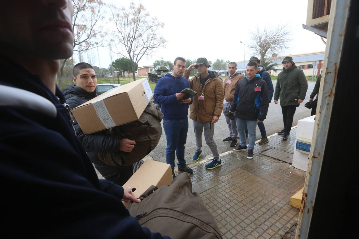 Incorporación de 699 aspirantes a militar de tropa en el acuartelamiento de Camposoto