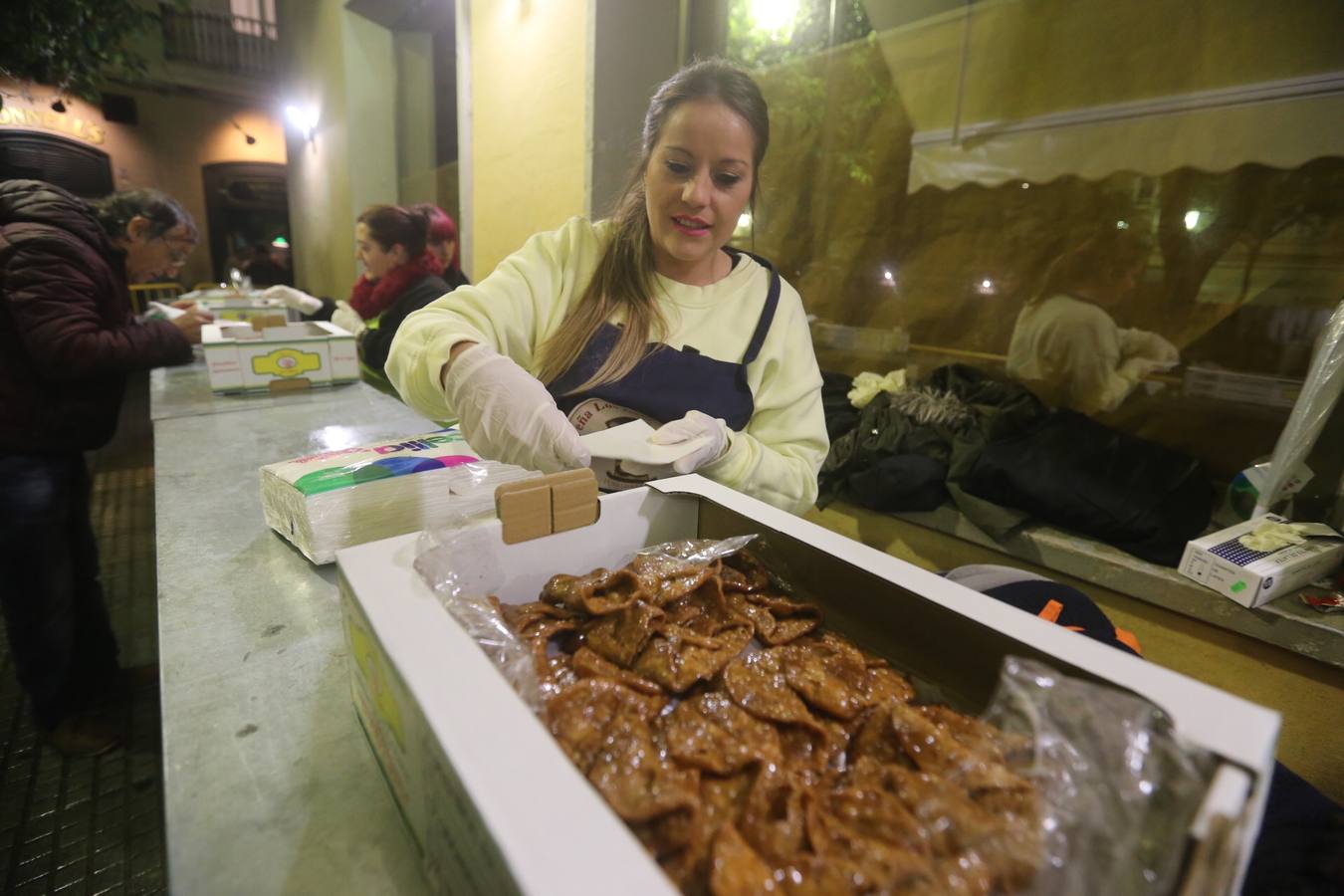 FOTOS: El mal tiempo en Cádiz no enfrió la Pestiñada de Carnaval