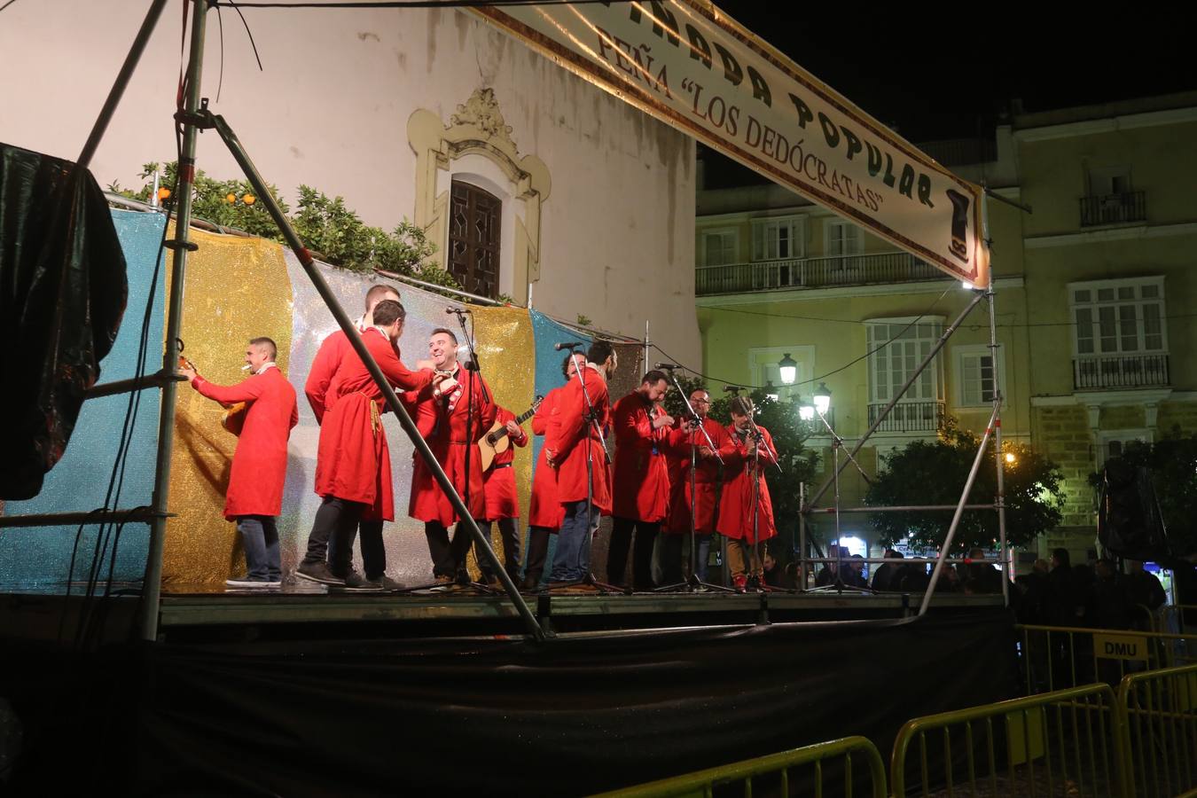 FOTOS: El mal tiempo en Cádiz no enfrió la Pestiñada de Carnaval