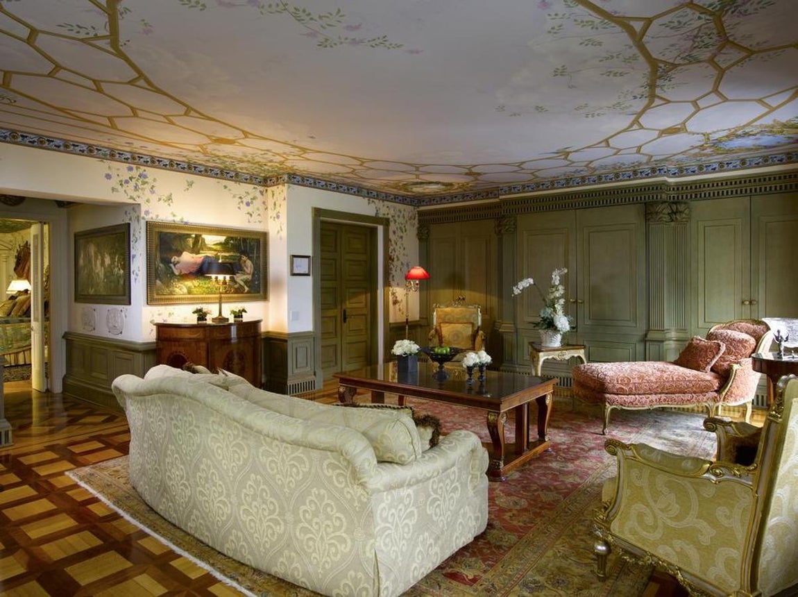 Venus Suite. Mezcla trazos de vanguardia, ecos renacentistas, colores imposibles, nostalgia art decò, figuras de la mitología clásica y excesos barrocos