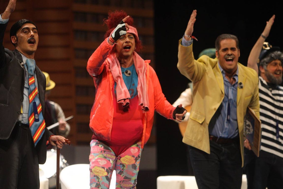 Carnaval de Cádiz 2018: la actuación de la chirigota de Sevilla «Felices a las cuatro», en imágenes