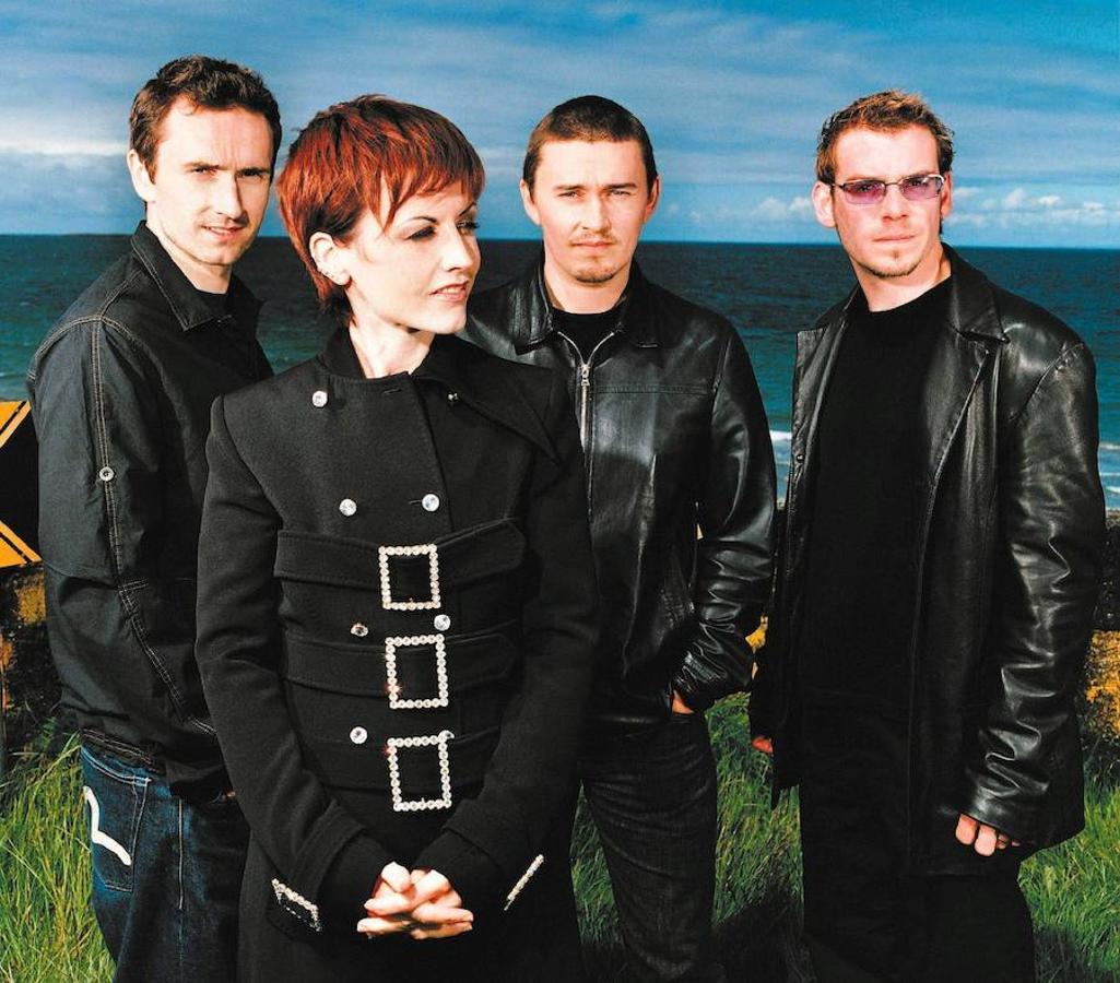 La vida de Dolores O'Riordan, vocalista de «The Cranberries», en imágenes. «The Cranberries» triunfa en Estados Unidos con su primer álbum  «Everybody Else Is Doing It, So Why Can't We?» («Todo el mundo lo está haciendo, ¿por qué no nosotros?») donde llega a vender más de un millón y medio de copias, hasta un total de ocho millones de discos en todo el mundo.