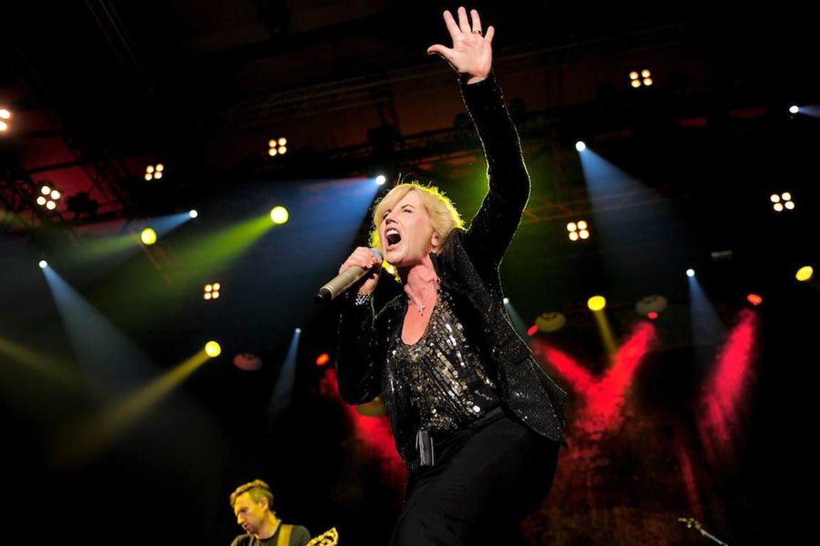 La vida de Dolores O'Riordan, vocalista de «The Cranberries», en imágenes. El 1 de abril de 1999  lanzaron su cuarto album  «Bury the Hatchet», que fue disco de oro en EStados Unidos y que logró vender 7 millones de copias en todo el mundo.