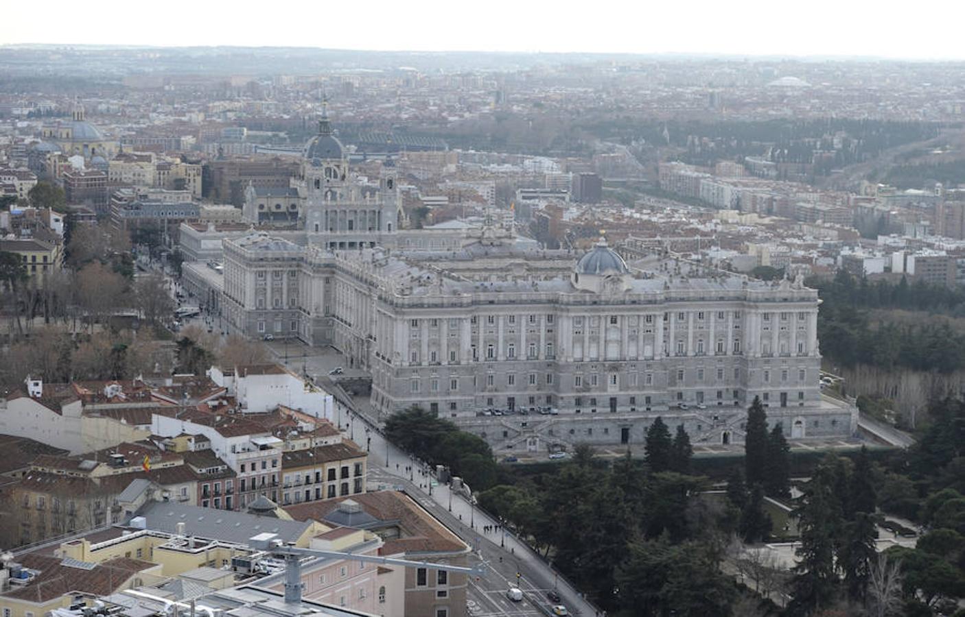 20.. Desde las plantas más altas también se puede observar el Palacio Real y la plaza de Oriente