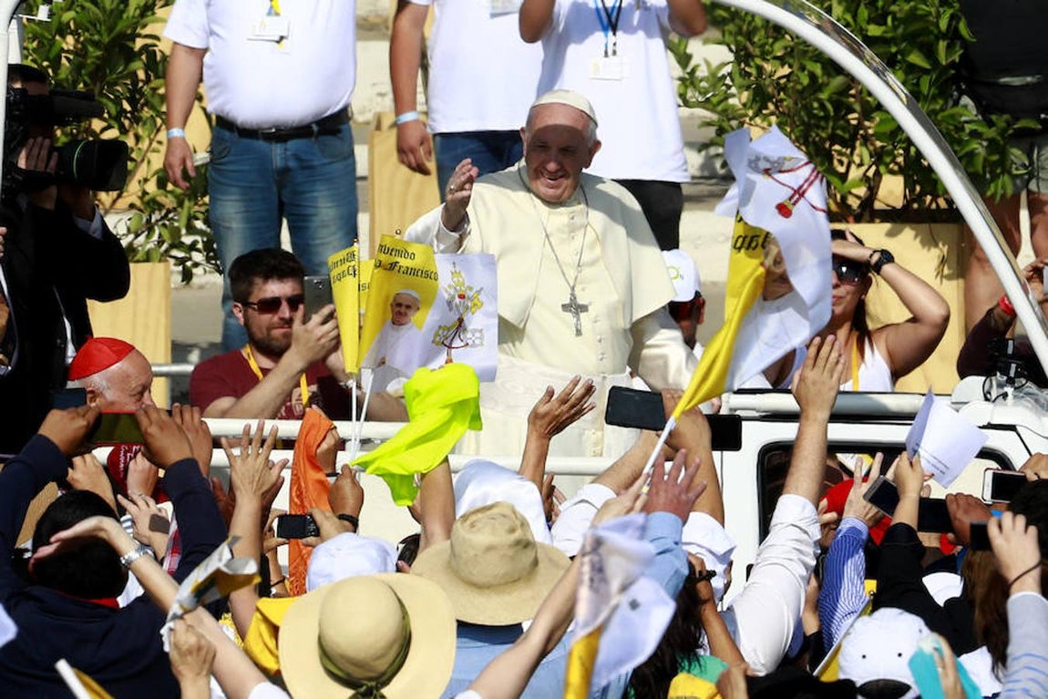 El Papa Francisco saluda a los fieles hoy, martes 16 de enero de 2018, en el Parque O`Higgins, en Santiago (Chile).. 