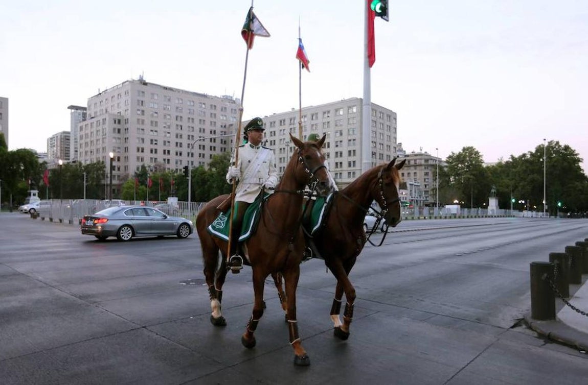 Cambio de guardia antes de la llegada del Papa Francisco a la Casa de la Moneda hoy, martes 16 de enero de 2018, en Santiago (Chile).. 