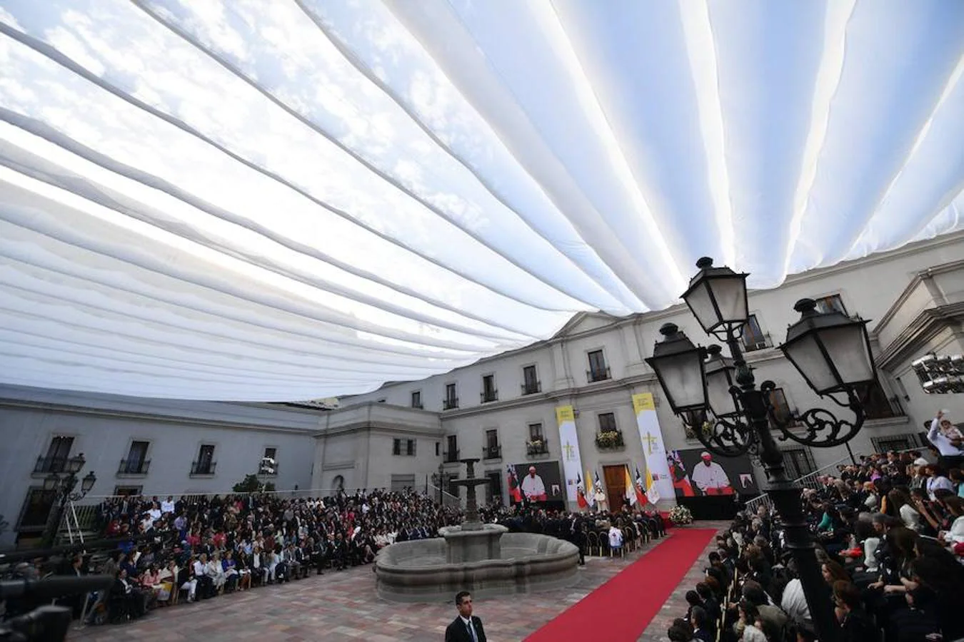 Dos pantallas muestran la imagen del Papa Francisco mientras pronuncia su discurso en el palacio de La Moneda, en Santiago, Chile, hoy, 16 de enero de 2018.. 