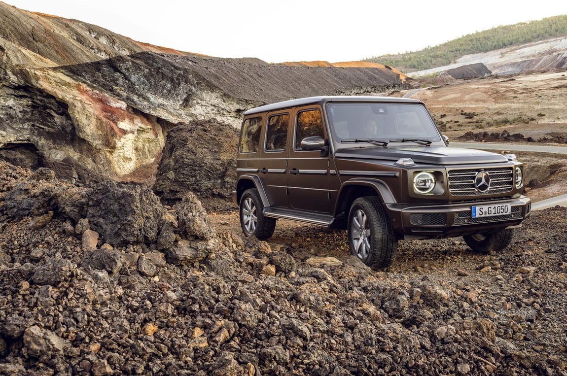Mercedes Clase G. pesar de ser más grande, el nuevo «G» es más ligero que su antecesor, eso sí, sin perder la rigidez necesaria que todo buen todoterreno necesita para afrontar terrenos difíciles. Según los datos del fabricante ha reducido unos 170 kilogramos, usando aluminio en determinadas zonas de la carrocería como el capo, puertas y defensas, e integrando aceros más livianos de peso pero alta resistencia