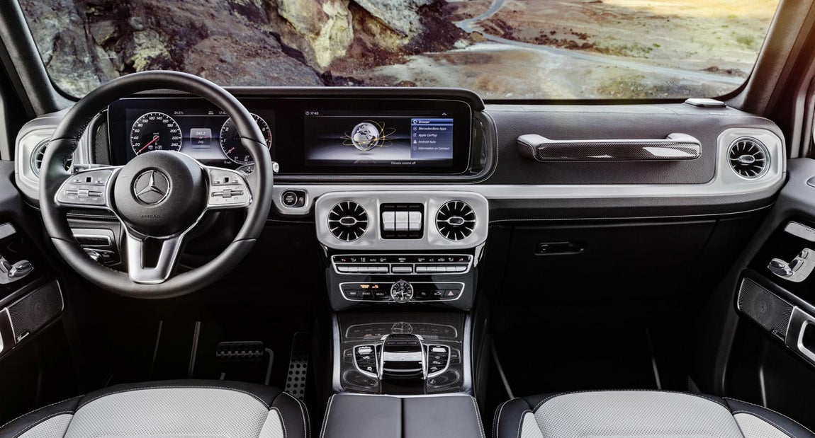 Mercedes Clase G. En el interior encontramos el cambio más radical de este nuevo modelo, que en algunos aspectos del diseño nos seguirá recordando a la<a href="https://www.abc.es/summum/motor/abci-mercedes-amg-65-final-edition-adios-mito-201710251743_noticia.html" target="_blank"> anterior generación</a>. Como un salpicadero muy vertical para tener más habitabilidad interior y libertad de movimientos